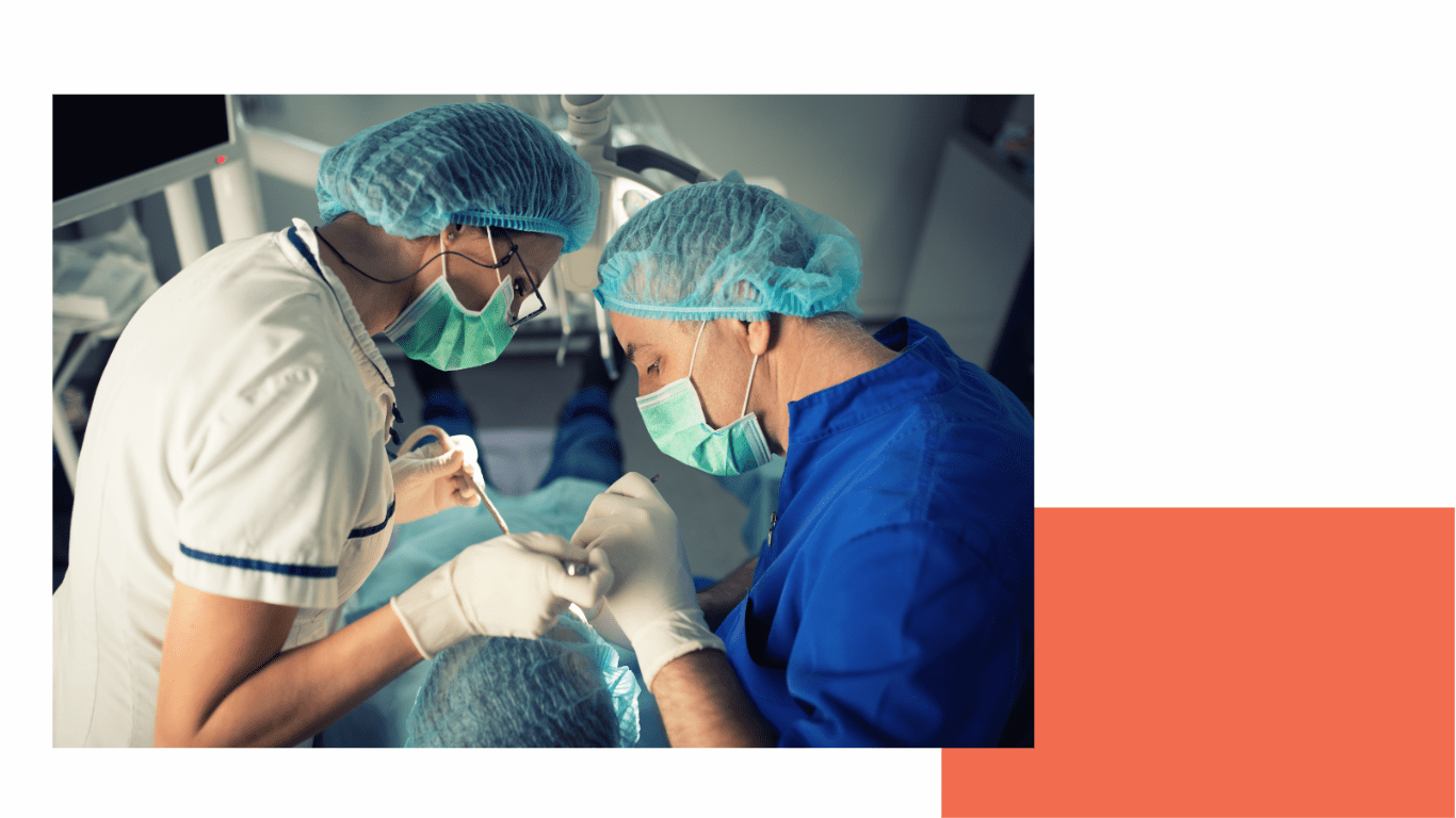 Foto de cirurgião e assistente fazendo procedimento cirurgico em paciente