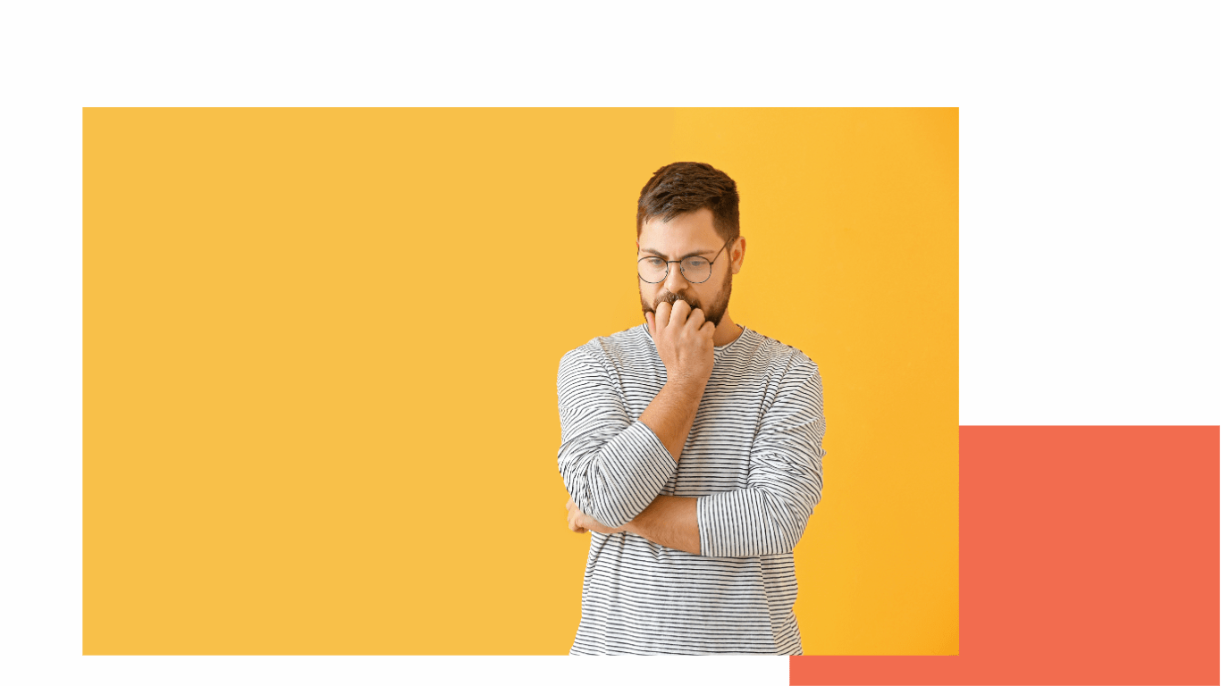 Homem de óculos pensativo com a mão direita no queixo em fundo amarelo